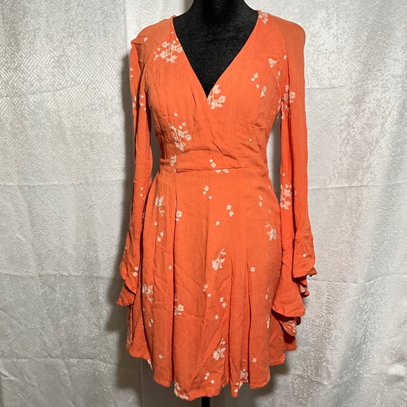 Free People Boho Floral Mini Dress Orange Bell Sleeve Surplice V-Neck Size 0 - Picture 1 of 12